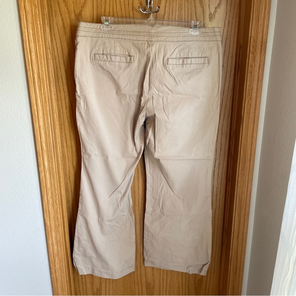 Old Navy mid-rise wide leg stretch khaki cotton pants, size 18 - Picture 6 of 7